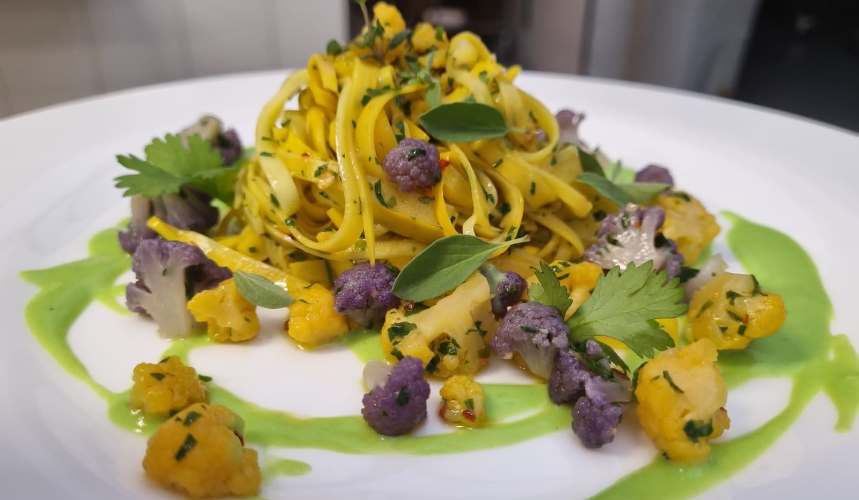 Spaghetti di zucchine all’intingolo di cavolfiore